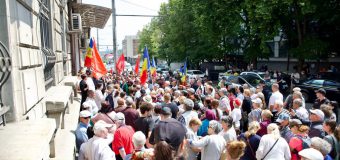 Socialiștii au protestat la CEC: „Jos Maia Sandu!” și „Jos PAS!”