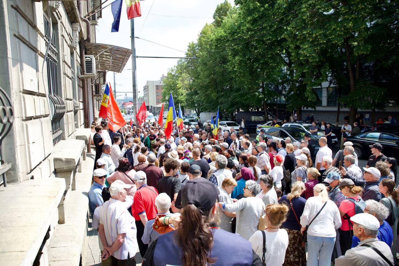 Socialiștii au protestat la CEC: „Jos Maia Sandu!” și „Jos PAS!”
