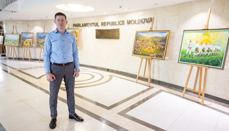 Expoziția „Ecouri cu tradiție” găzduită la Parlament