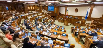 Bursele pentru beneficiarii de stagii plătite în serviciul public vor fi majorate. Proiectul, votat în prima lectură