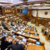 Bursele pentru beneficiarii de stagii plătite în serviciul public vor fi majorate. Proiectul, votat în prima lectură