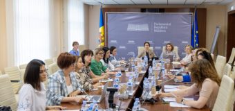 Stadiul actual de implementare a prevederilor legii care vizează egalitatea salarială a fost discutat la Parlament
