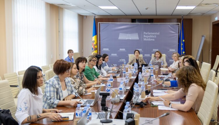 Stadiul actual de implementare a prevederilor legii care vizează egalitatea salarială a fost discutat la Parlament
