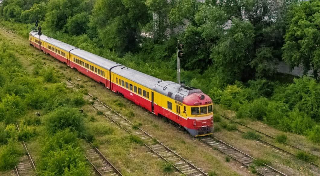 Până la finele anului curent, 21 din cele 71 de stații feroviare urmează a fi transformate în puncte feroviare de oprire