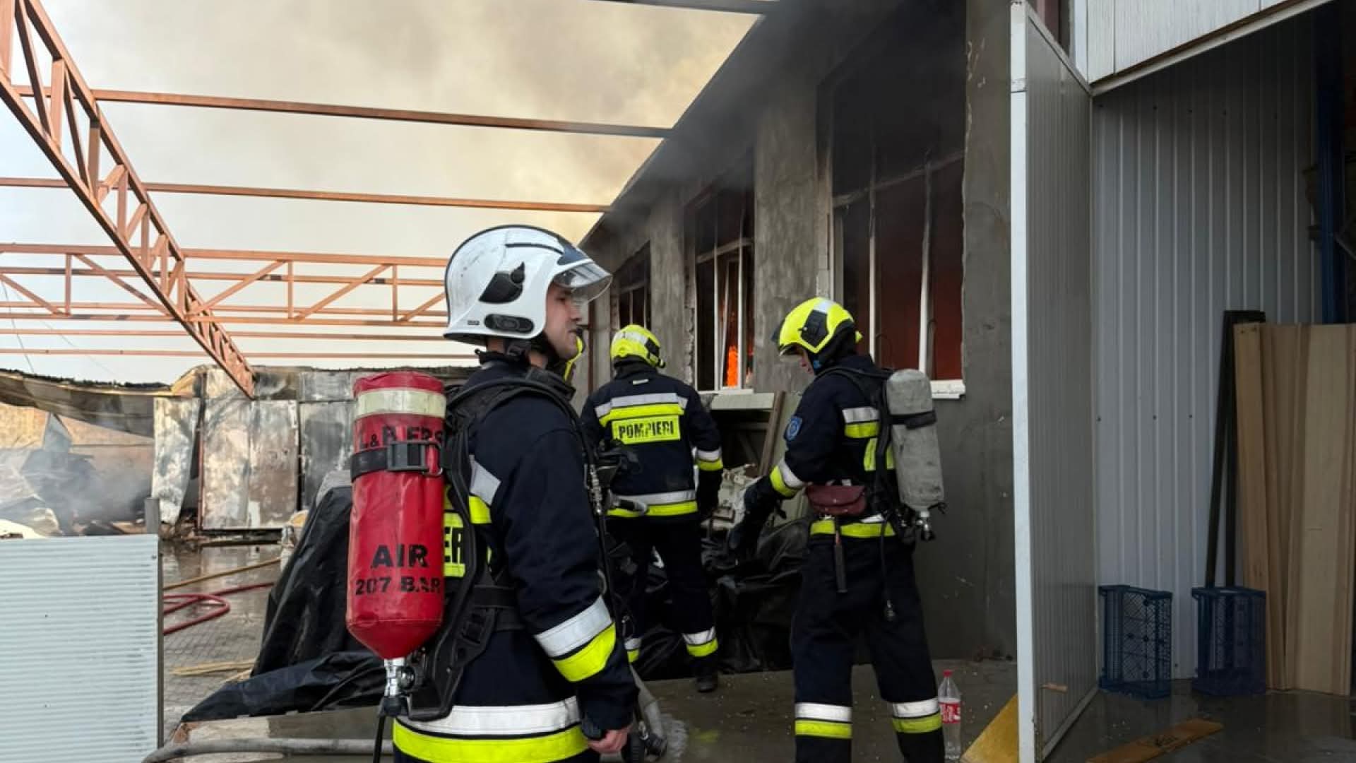 IGSU au lichidat un incendiu izbucnit într-un depozit din Chișinău