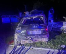 Doi tineri s-au tamponat cu mașina într-un gard și au lovit mortal o tânără