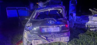 Doi tineri s-au tamponat cu mașina într-un gard și au lovit mortal o tânără