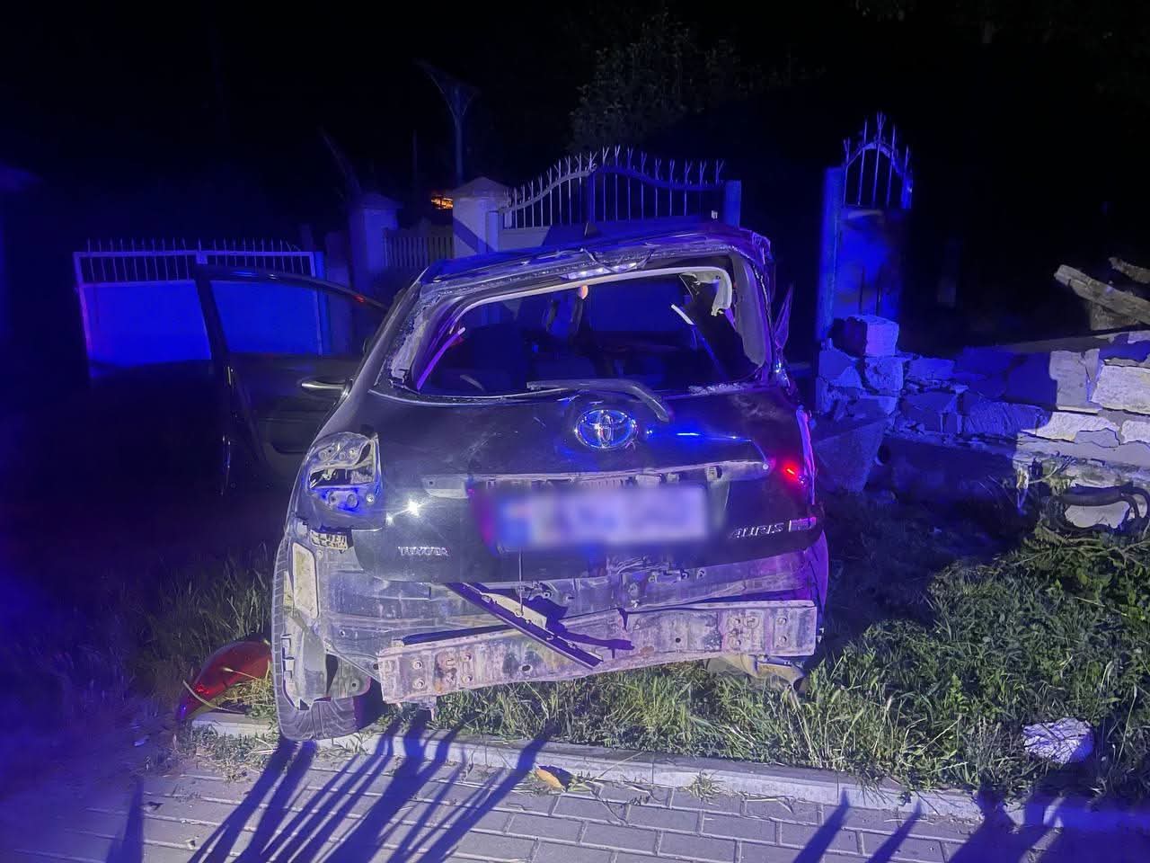 Doi tineri s-au tamponat cu mașina într-un gard și au lovit mortal o tânără