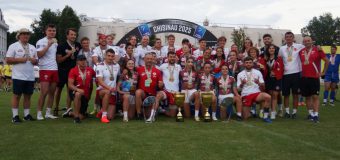 Trofee pentru cele două echipe câștigătoare ale Campionatului European de Rugby în 7 Trophy Series