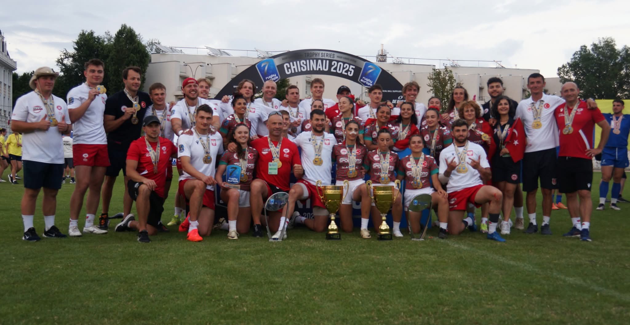 Trofee pentru cele două echipe câștigătoare ale Campionatului European de Rugby în 7 Trophy Series