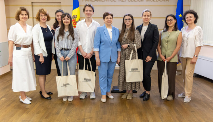 Trei tineri vor desfășura stagii plătite la Secretariatul Parlamentului