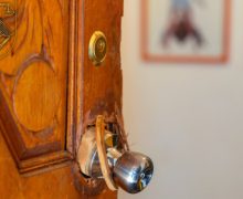 Doi inculpați condamnați pentru că au atacat o persoană în etate la domiciliul său și i-au sustras ultimii bani din pensie