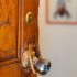 Doi inculpați condamnați pentru că au atacat o persoană în etate la domiciliul său și i-au sustras ultimii bani din pensie