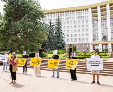 Organizația de tineret a PSRM, „Garda Tânără”, a desfășurat un „flashmob al adevărului” în scuarul din fața clădirii Parlamentului