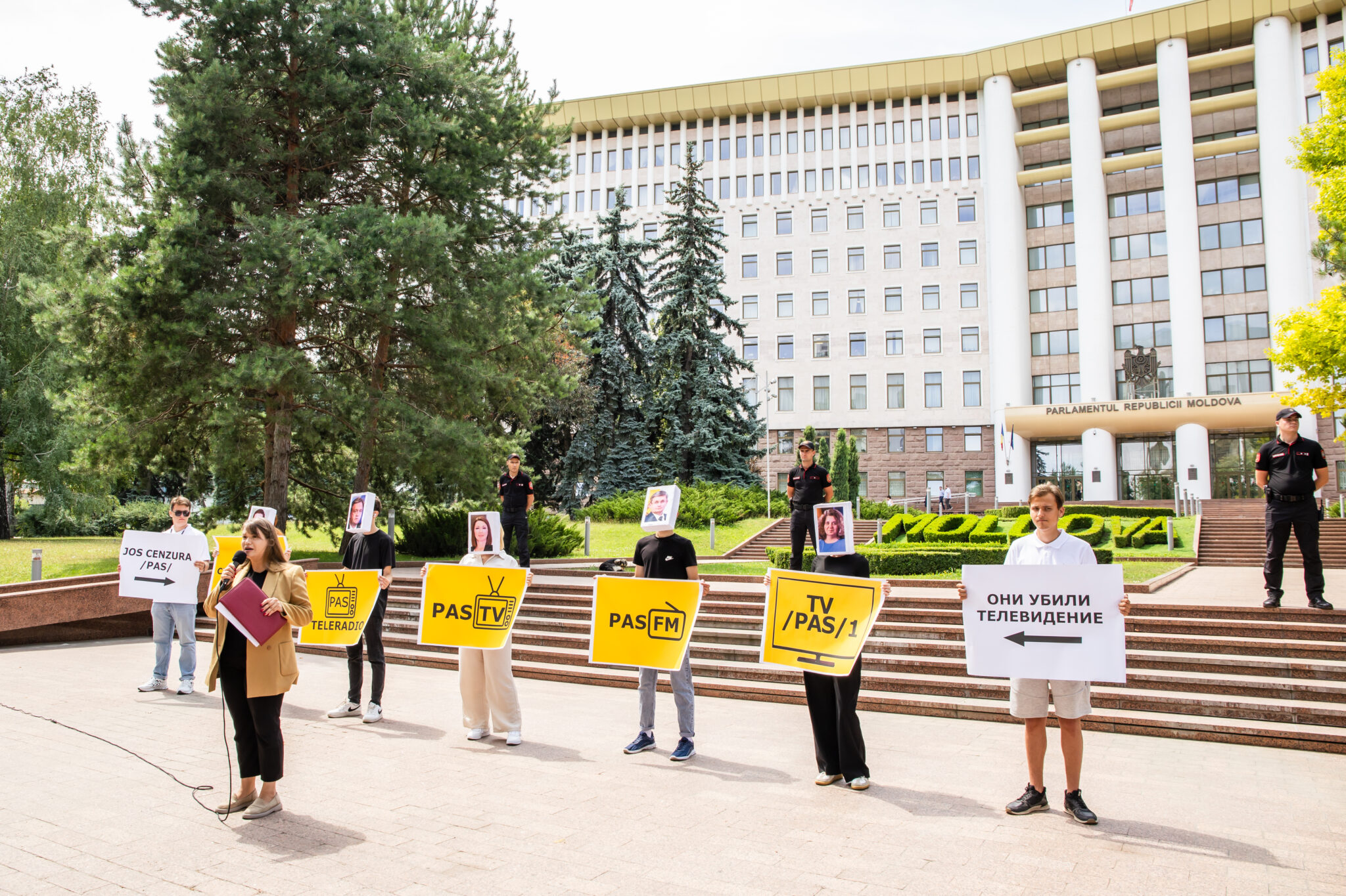 Organizația de tineret a PSRM, „Garda Tânără”, a desfășurat un „flashmob al adevărului” în scuarul din fața clădirii Parlamentului
