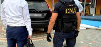 Lanț de corupție, demascat de CNA și procurori: Patru persoane au fost reținute într-un dosar cu o mită de jumătate de milion de lei