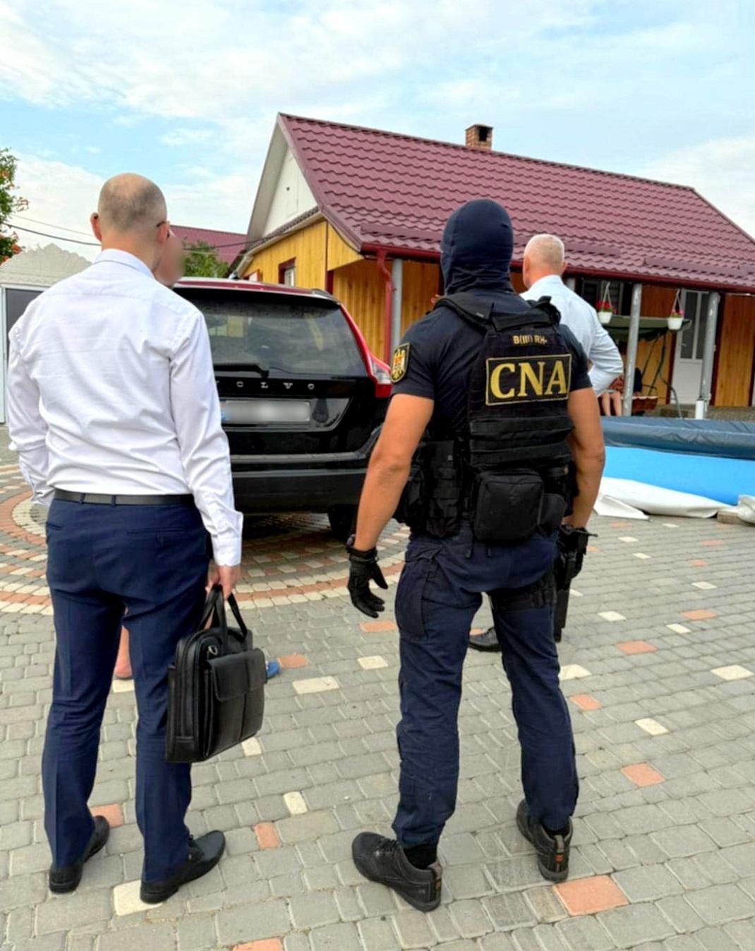 Lanț de corupție, demascat de CNA și procurori: Patru persoane au fost reținute într-un dosar cu o mită de jumătate de milion de lei