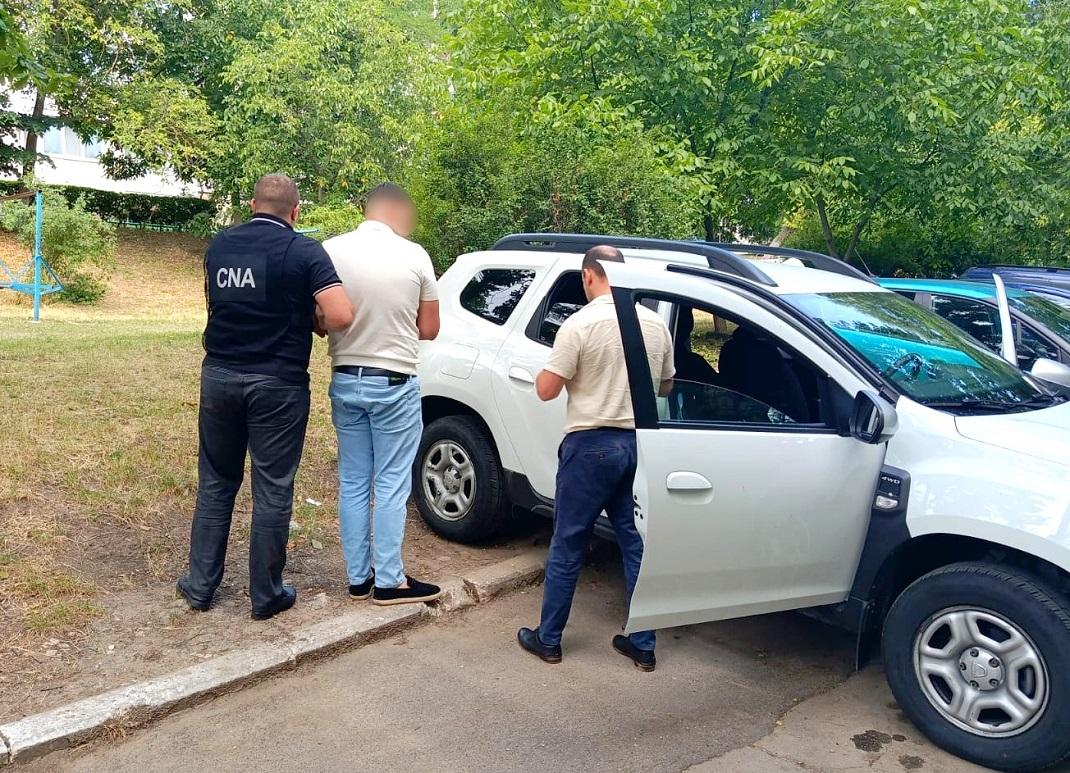 Un tânăr, reținut de CNA pentru trafic de influență în două episoade de perfectare frauduloasă a permiselor de conducere