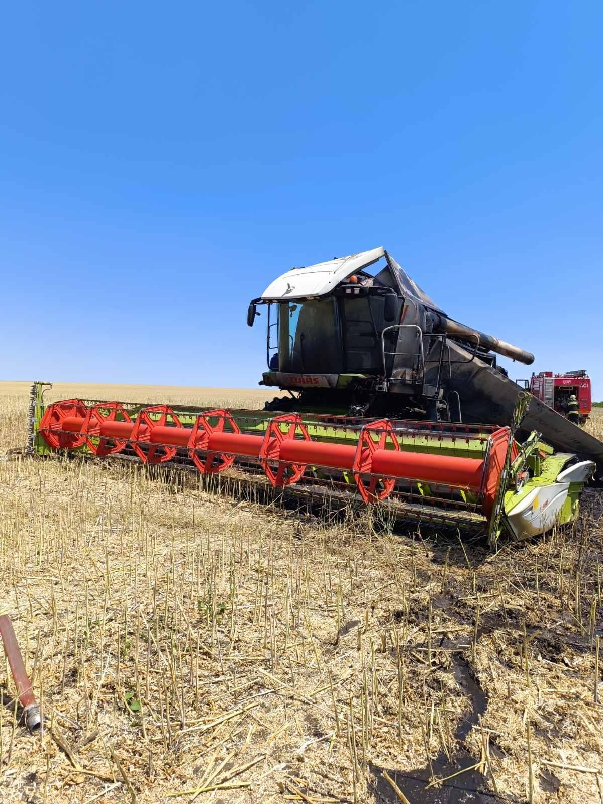 Pompierii din nordul țării au stins flăcările ce au cuprins o combină agricolă la Florești