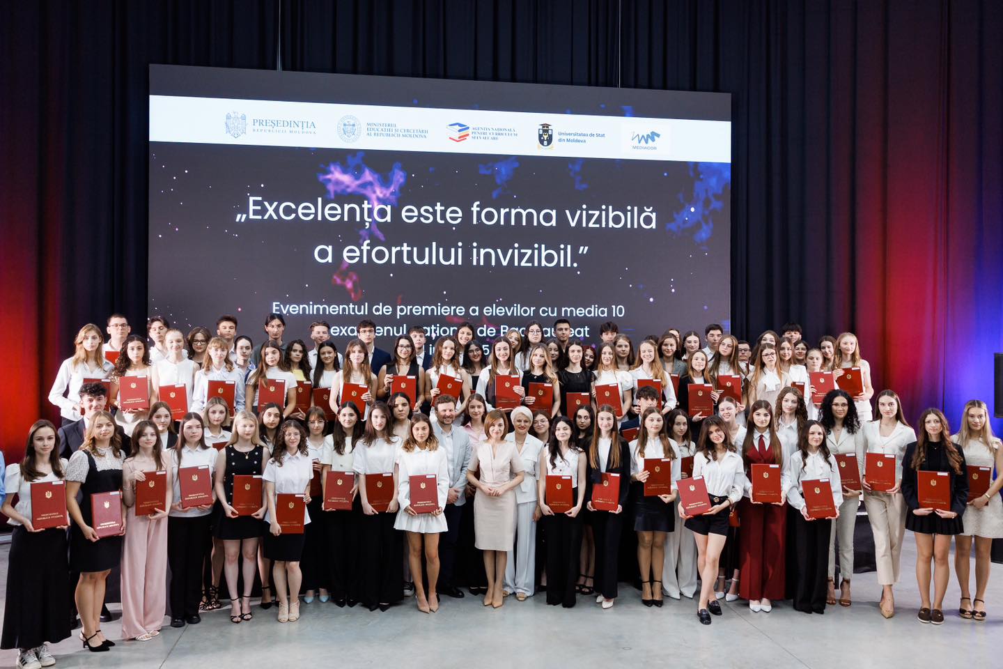 Diploma Președintelui Republicii Moldova absolvenților cu media 10 la Bacalaureat