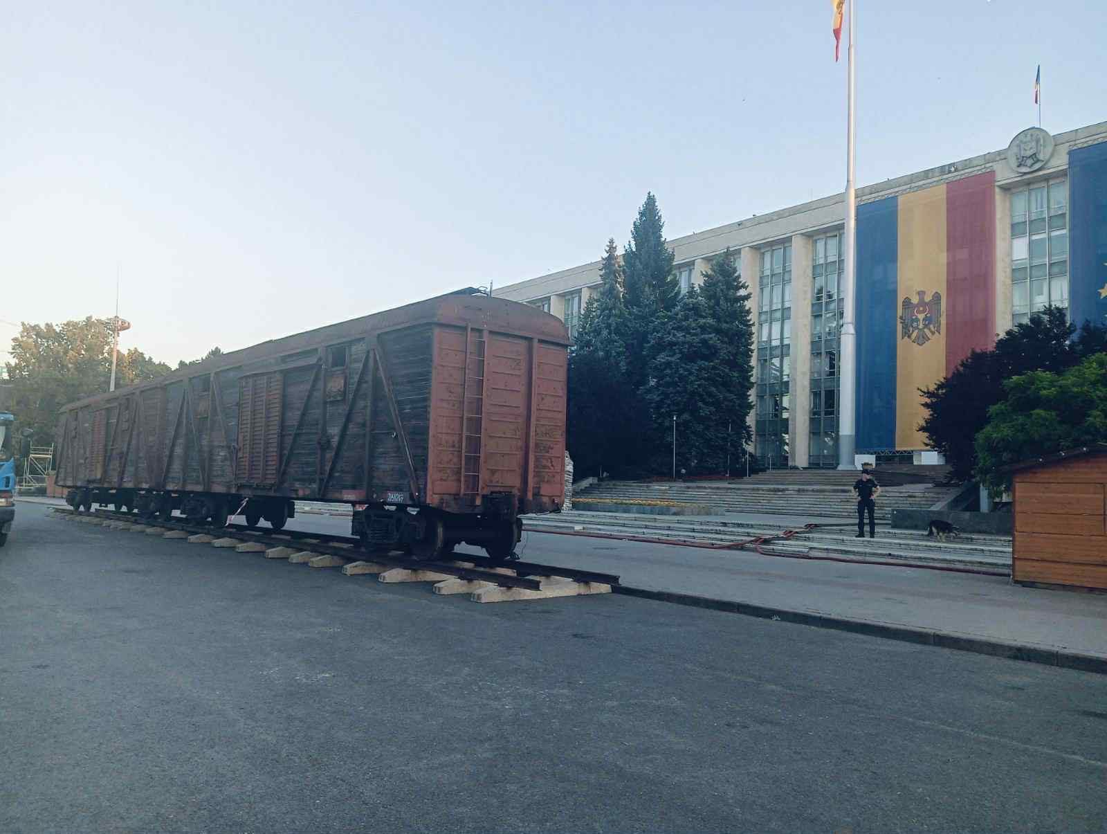 În PMAN au fost instalate vagoanele din cadrul expoziției „Trenul durerii”