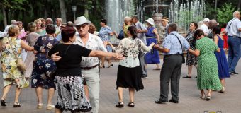 Seniorii din Chișinău – invitați la dansuri în aer liber