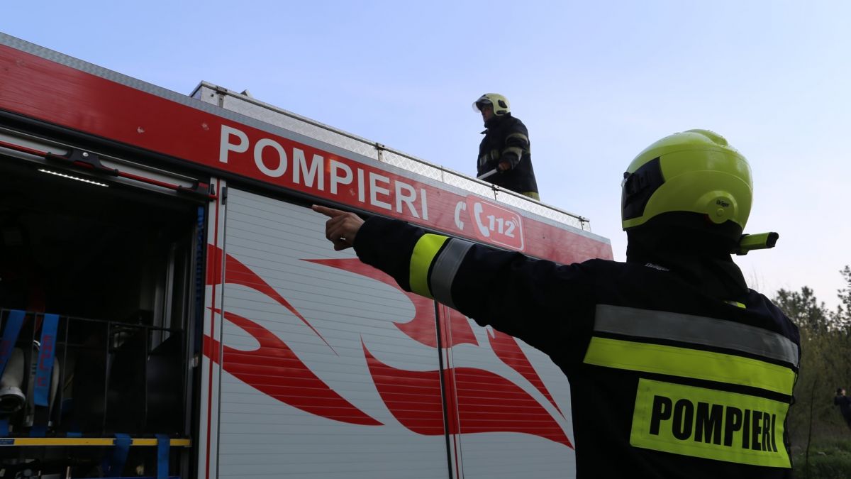 O remorcă încărcată cu lemne a fost cuprinsă de foc în raionul Anenii Noi