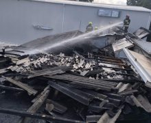 O fabrică avicolă din Edineț a luat foc. Pompierii au reușit să salveze 36 mii de păsări