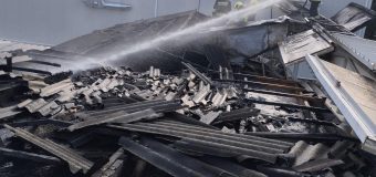 O fabrică avicolă din Edineț a luat foc. Pompierii au reușit să salveze 36 mii de păsări