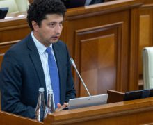 Elevii din clasele I-IX vor primi un ajutor unic de 1 000 de lei. Rectificarea Bugetului de stat pentru anul 2025, votată în lectura a doua