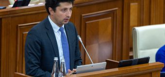 Elevii din clasele I-IX vor primi un ajutor unic de 1 000 de lei. Rectificarea Bugetului de stat pentru anul 2025, votată în lectura a doua