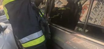Salvatorii din capitală au deblocat un copil din interiorul unui automobil