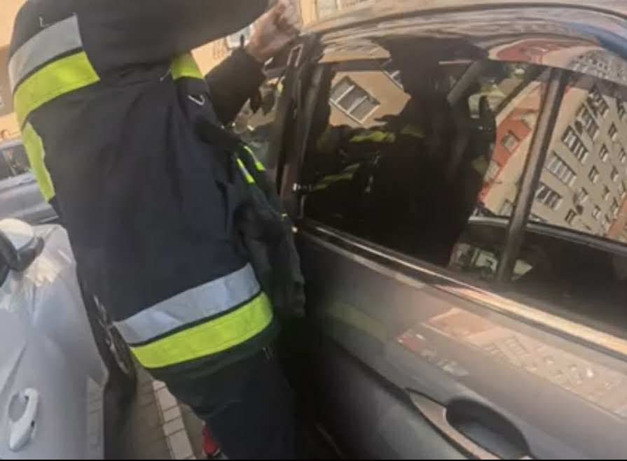 Salvatorii din capitală au deblocat un copil din interiorul unui automobil