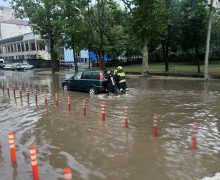 Salvatorii și pompierii au intervenit pentru a acorda ajutor urmare a ploii din această noapte