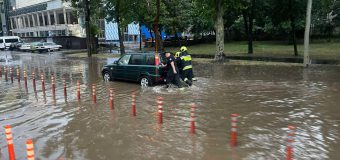 Salvatorii și pompierii au intervenit pentru a acorda ajutor urmare a ploii din această noapte
