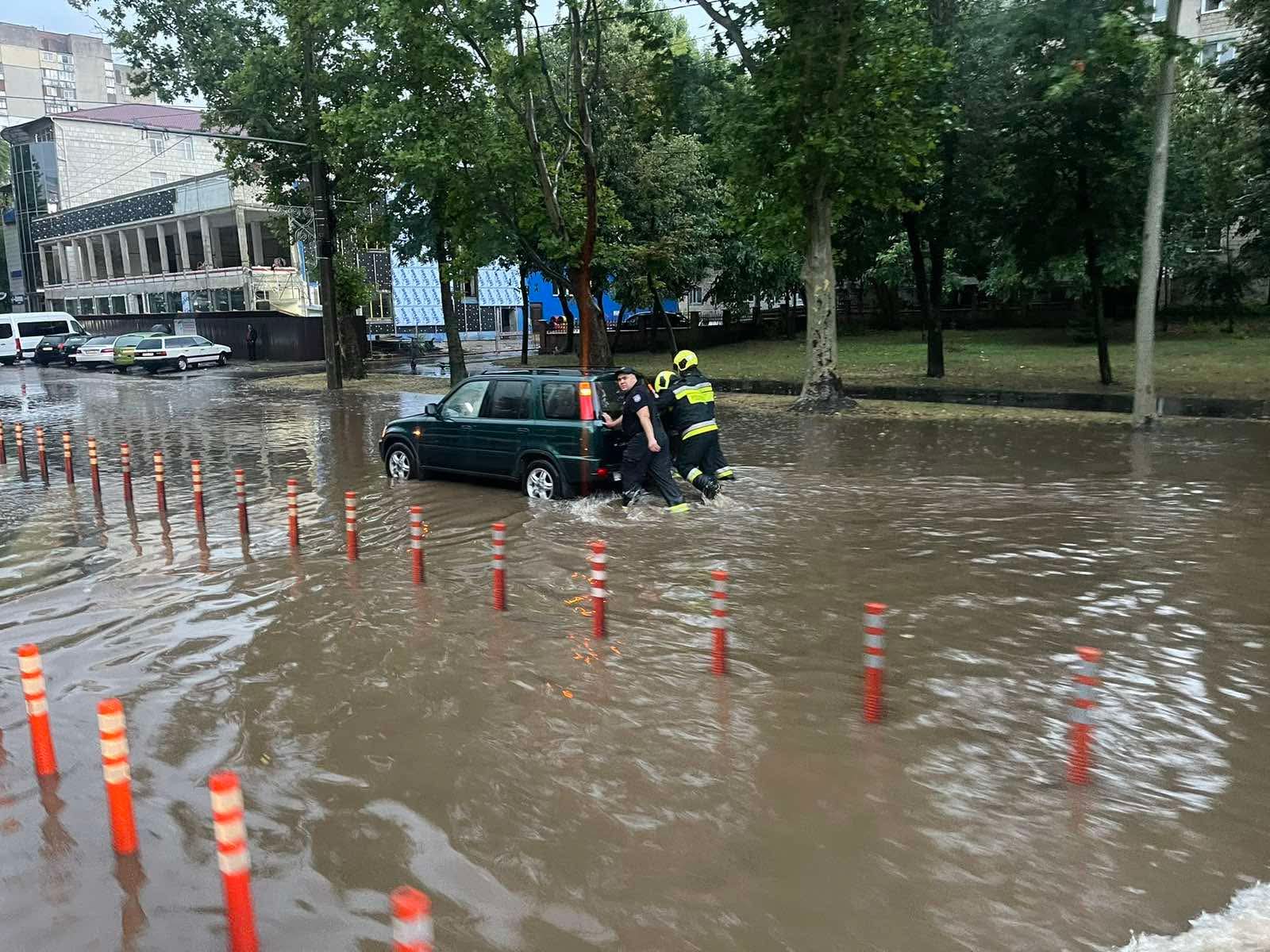 Salvatorii și pompierii au intervenit pentru a acorda ajutor urmare a ploii din această noapte