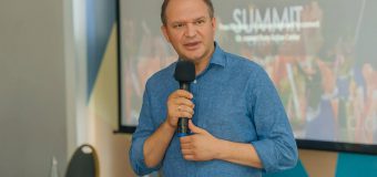 Ion Ceban: Cât timp preoții și enoriașii sunt încă în biserică, pe ultima sută de metri, cei de la guvernare lucrează și astăzi, duminică – se întrunesc în ședință de Parlament