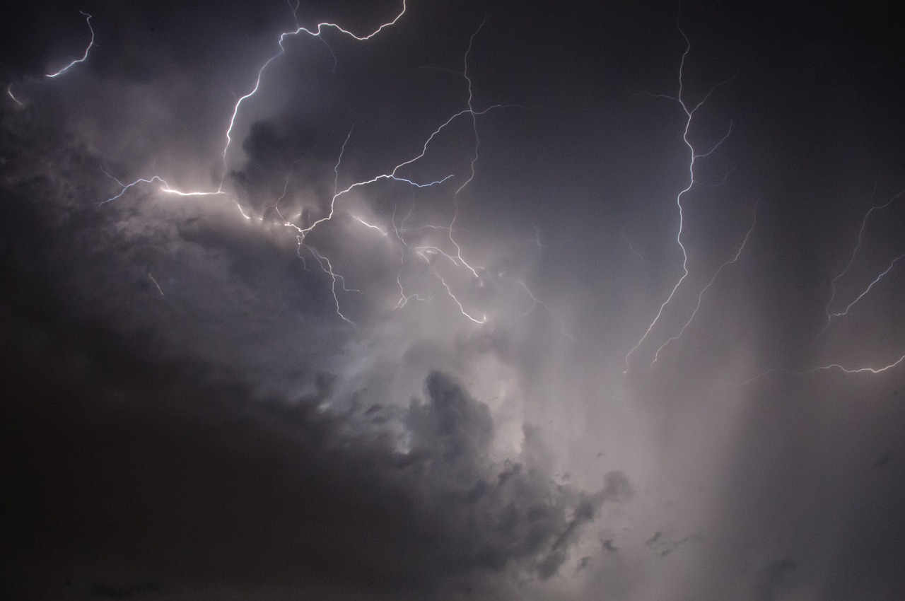 Avertizare meteorologică Cod galben de instabilitate atmosferică – Salvatorii vin cu recomandări pentru cetățeni