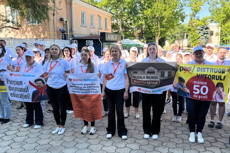 Protest matinal. Partidul Republican „Inima Moldovei” a cerut anularea deciziei privind închiderea școlilor din 5 sate din raionul Cahul