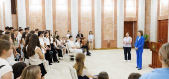 Maia Sandu s-a întâlnit cu un grup de elevi din din UTA Găgăuzia și raionul Taraclia, participanti ai Taberei de limbă română de la Iași