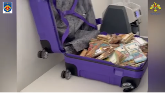 Bărbatul prins cu jumătate de milion de euro într-o valiză – condamnat la închisoare