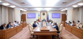 Guvernul va oferi indemnizații lunare de 3 mii de lei, timp de un an, pentru tinerii angajați la primul loc de muncă în industrii de importanță strategică