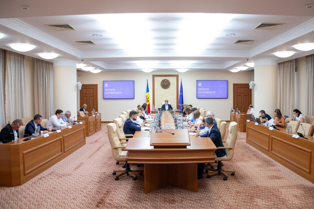 Guvernul va oferi indemnizații lunare de 3 mii de lei, timp de un an, pentru tinerii angajați la primul loc de muncă în industrii de importanță strategică
