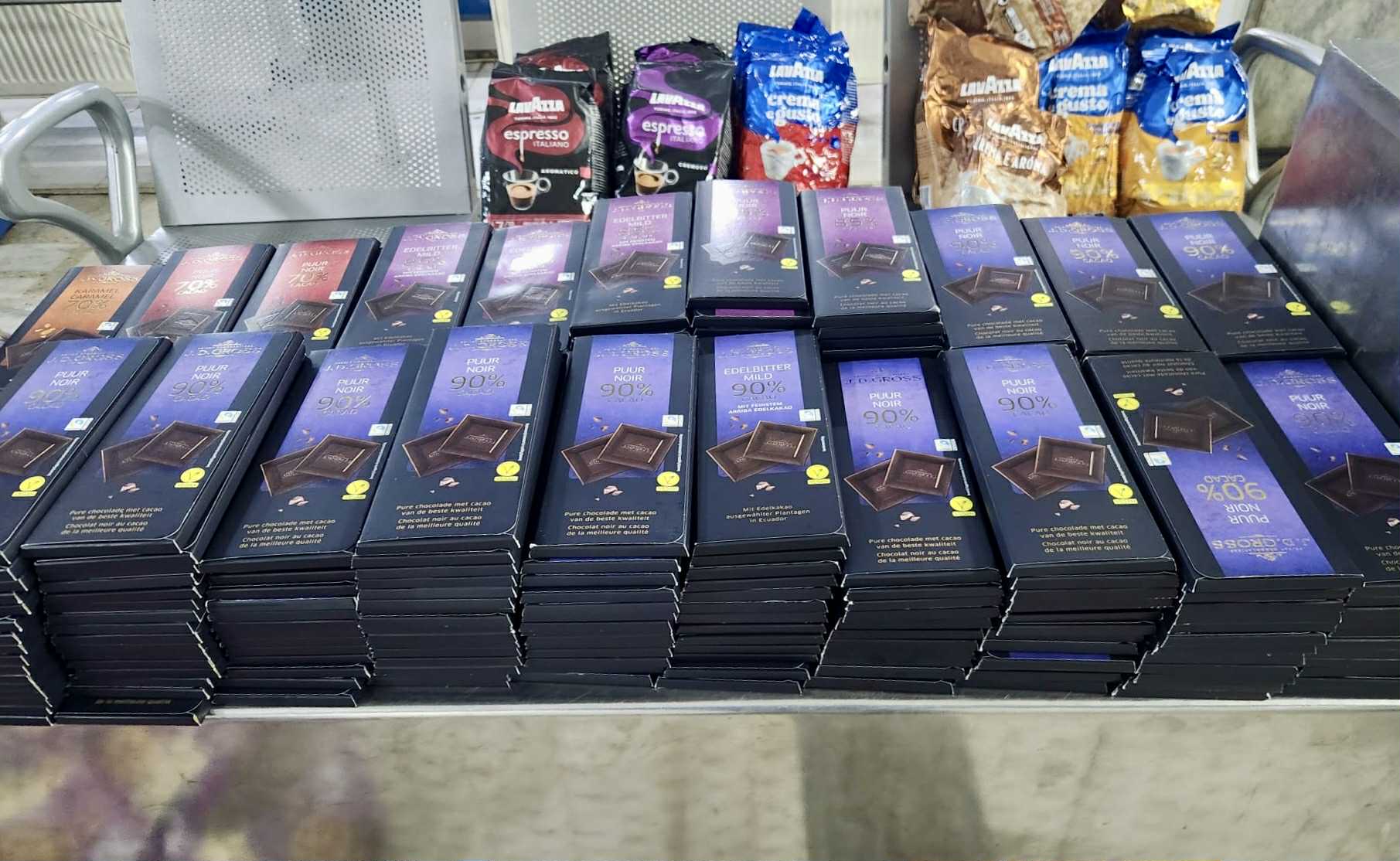 Doi moldoveni au încercat să introducă în țară produse alimentare fără a fi declarate