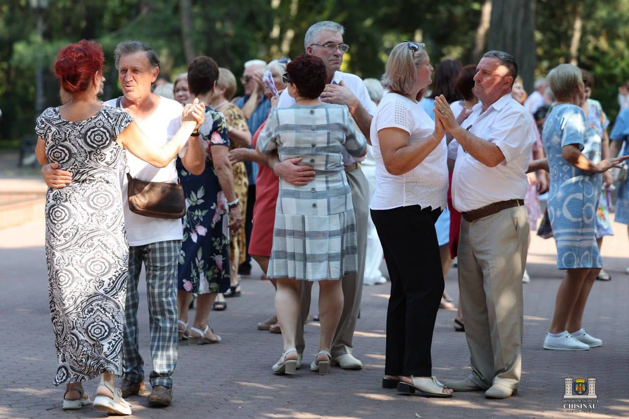 Seniorii din Chișinău invitați la „Dialog între generații”