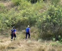 Un bărbat a rămas blocat cu motocicleta într-o ravenă dintr-o zonă forestieră
