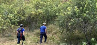 Un bărbat a rămas blocat cu motocicleta într-o ravenă dintr-o zonă forestieră