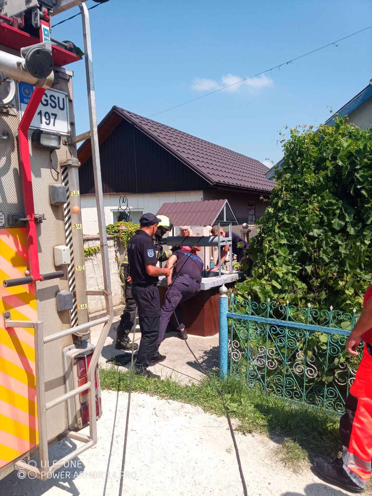 O femeie a fost salvată de salvatori după ce a căzut într-o fântână cu apă