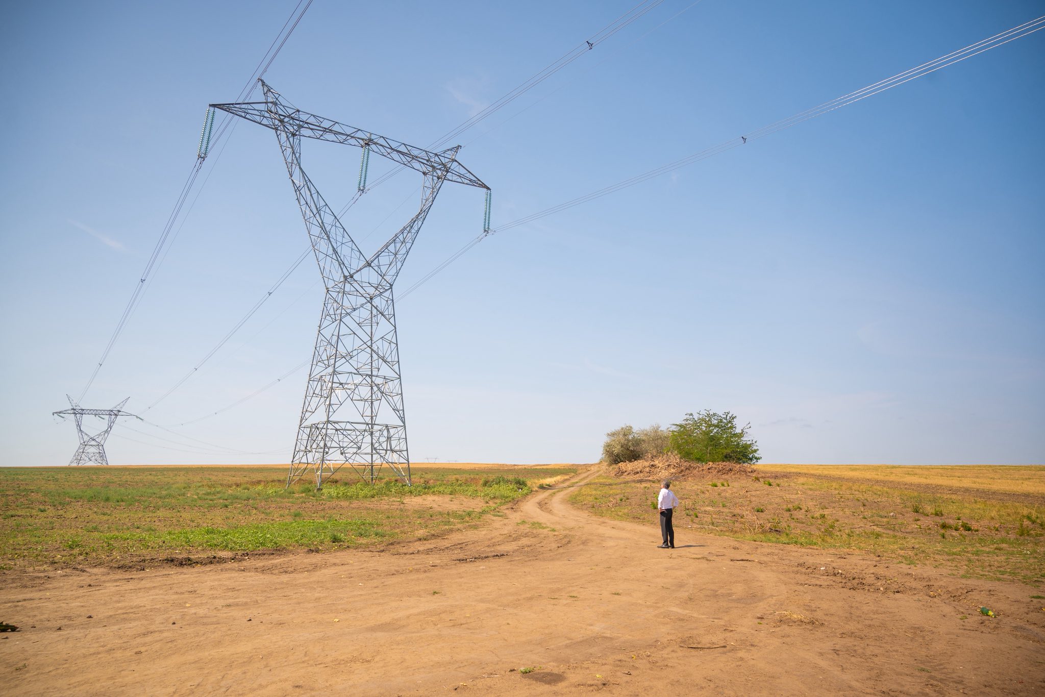 (FOTO) Igor Grosu în sudul țării: A mers pe drum nou și a văzut o parte din linia electrică Vulcănești-Chișinău