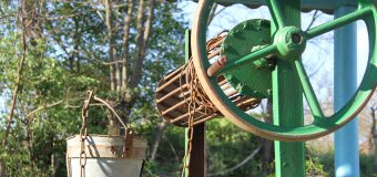 Un bărbat a fost salvat de pompieri după ce a căzut într-o fântână cu apă